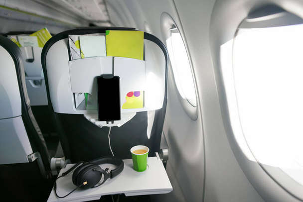 Montaje de Smartphone en el avión. Sistema de entretenimiento a bordo
 - Foto, Imagen