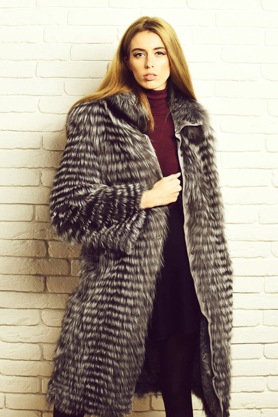 fashionable sexy woman in fur - Fotoğraf, Görsel