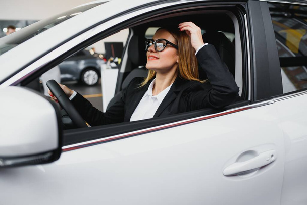 Young business woman driving in her car to work. Successful business concept. business woman driving - Foto, Bild