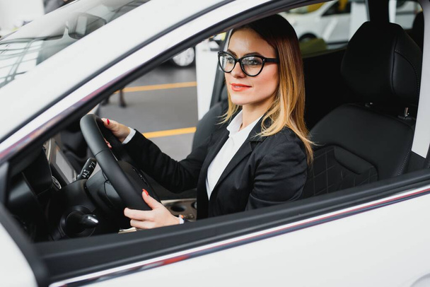 Giovane donna d'affari che guida in macchina per andare al lavoro. Concetto aziendale di successo. donna d'affari guida
 - Foto, immagini