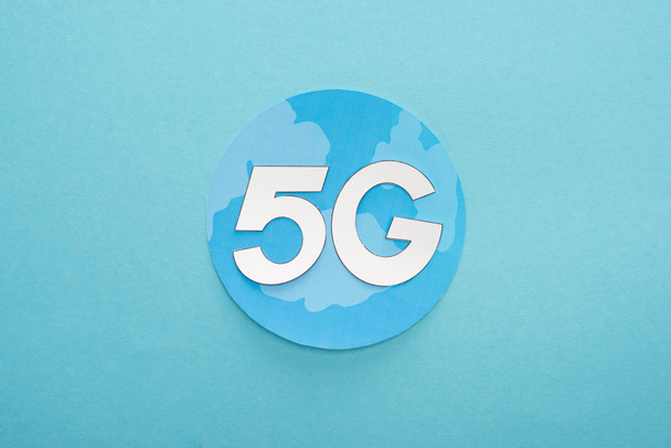 top view of white 5g lettering on globe on blue background - Фото, зображення