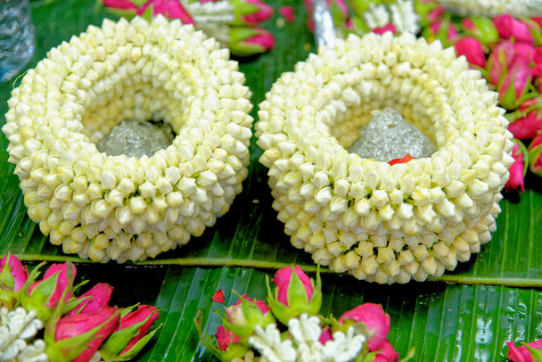 Квітковий ринок Таїланд, Бангкок. Рука виготовляла розпорядки для квітів, які приносили в буддійських храмах. - Фото, зображення