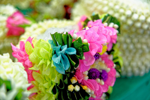 Targ kwiatowy Tajlandia, Bangkok. Ręcznie robione kompozycje kwiatowe używane jako ofiary w buddyjskich świątyniach - Zdjęcie, obraz