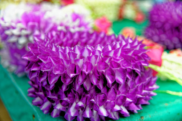 Цветочный рынок Таиланда, Бангкок. Ручные цветочные композиции, используемые в качестве подношений в буддийских храмах
 - Фото, изображение