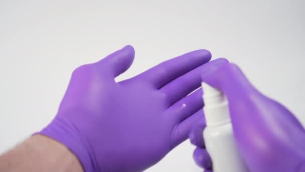 Handbehandlung in Schutzhandschuhen mit einem Alkohol-Desinfektionsmittel. Virusprävention - Filmmaterial, Video