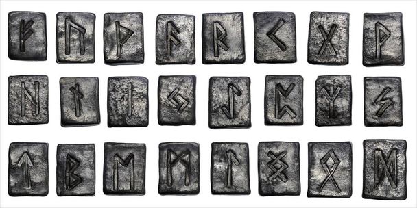 24 schwarze Keramik nordische Runen isoliert auf weißem Hintergrund - Foto, Bild