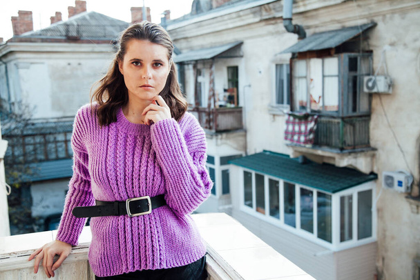 портрет красивої модної жінки в фіолетовому светрі
 - Фото, зображення