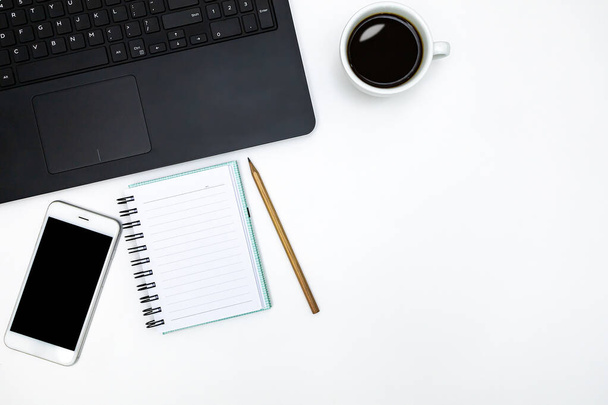 Escritorio de oficina con accesorios y taza de café blanco en mesa blanca. Vista superior. Contexto empresarial
.  - Foto, imagen