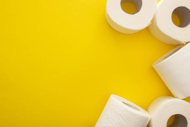 top view tiszta WC-papír tekercsek sárga háttér másolási hely - Fotó, kép