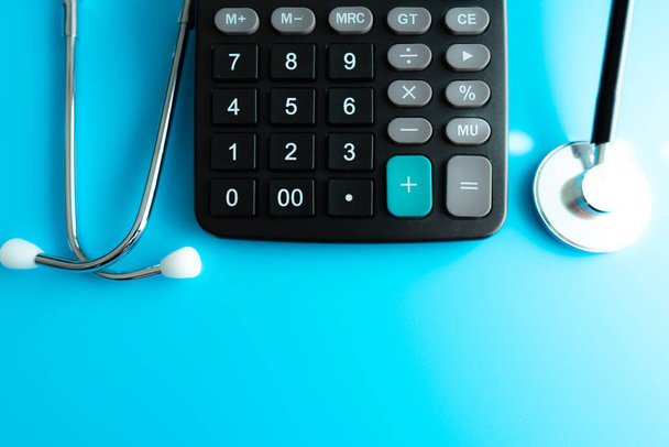 Калькулятор та стетоскоп про концепцію фінансової звітності для фінансової перевірки здоров'я або вартості охорони здоров'я
 - Фото, зображення