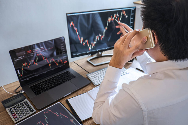 Beursmarkt concept, Business Investor Trading of Stock Brokers met een planning en analyse met display scherm en wijzend op de gepresenteerde gegevens en deal op een beurs. - Foto, afbeelding