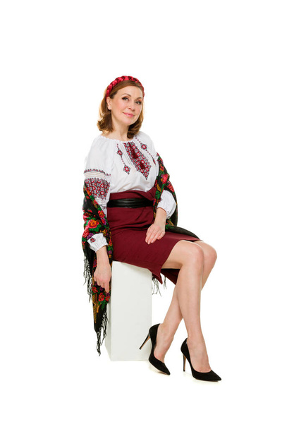 Портрет дорослої жінки в традиційному українському стилі. - Фото, зображення