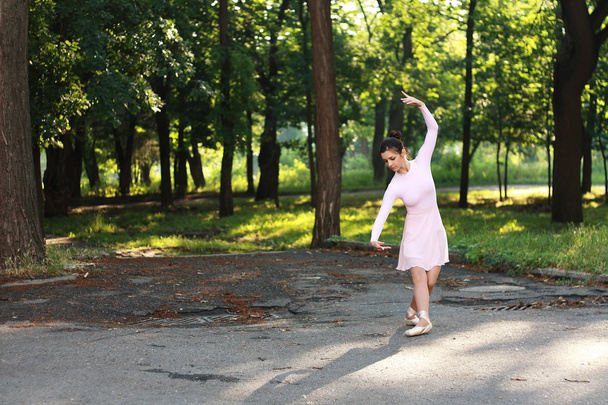 ballerina outdoors - Foto, imagen