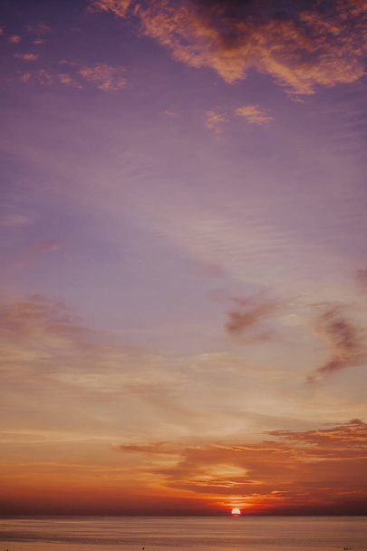 Zonsondergang hemel oranje hemel rood wolk buiten zomer natuur backgound - Foto, afbeelding