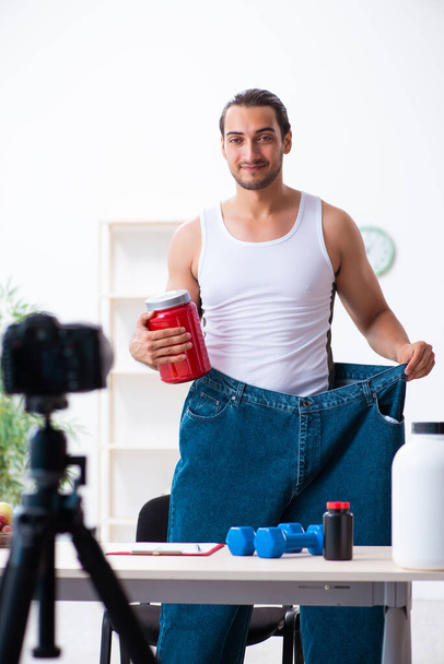 Jonge mannelijke blogger in dieet concept - Foto, afbeelding