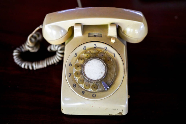 Старий білий телефон з чорним фоном
 - Фото, зображення