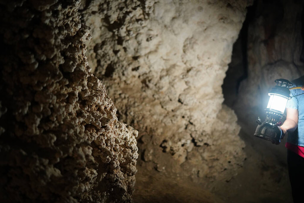 Нафтовий ліхтар у печері Тем Лот на дерев'яному плоті в Північному Таїланді. Лампа світить.. - Фото, зображення
