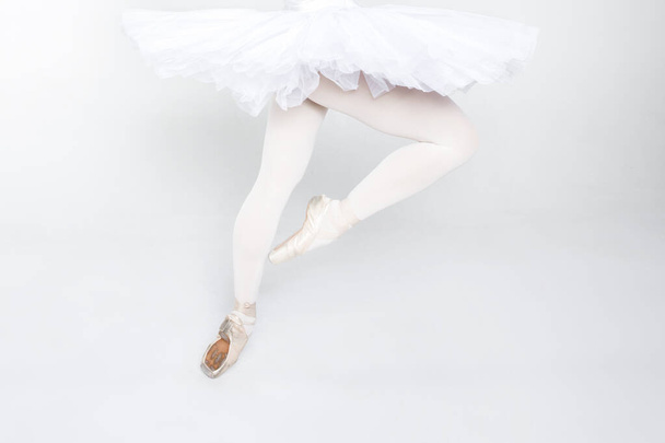 Nuori ballerina harjoitellaan baletti liikkuu studiossa
 - Valokuva, kuva