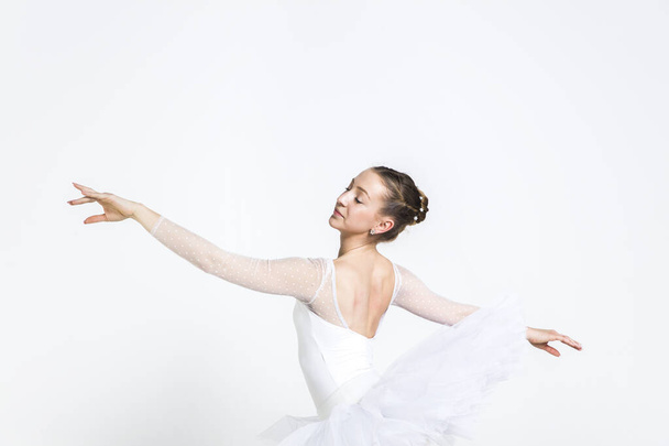 Giovane ballerina che pratica le mosse di balletto in studio
 - Foto, immagini