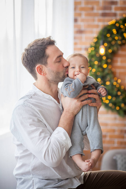 dad kisses his little son at home - Foto, afbeelding