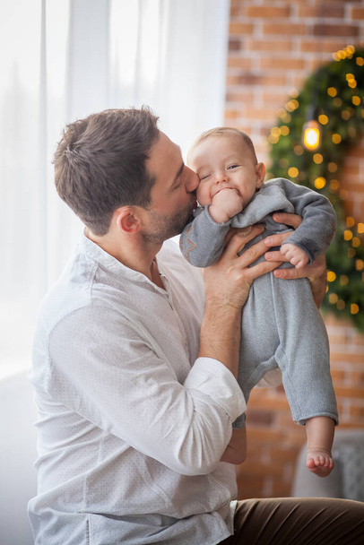 dad kisses his little son at home - Foto, afbeelding