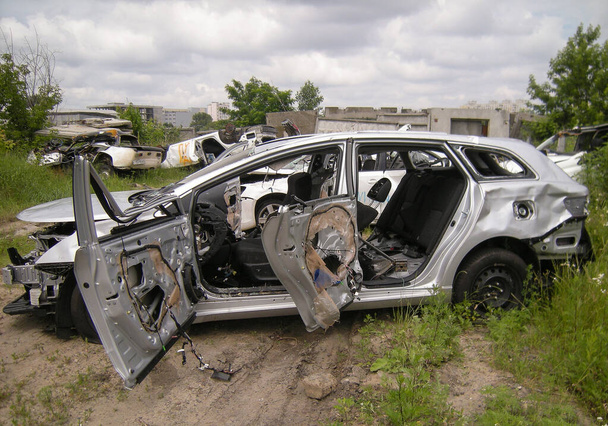 Total crash car σταθμευμένο στο δρόμο περιμένει για επισκευή. Αυτοκινητιστικό δυστύχημα - έννοια ασφάλισης. Το αμάξι καταστράφηκε. Διεκδικήστε την ασφαλιστική εταιρεία. - Φωτογραφία, εικόνα