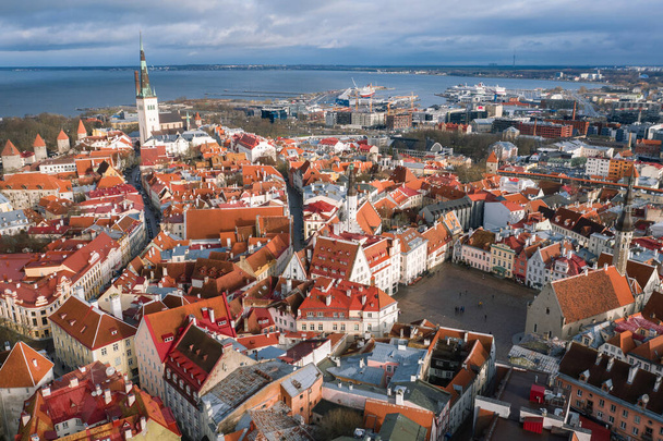 Tallinn κτίριο Δημαρχείο στην πλατεία Δημαρχείου με μια όμορφη και πολύχρωμη στέγες. - Φωτογραφία, εικόνα