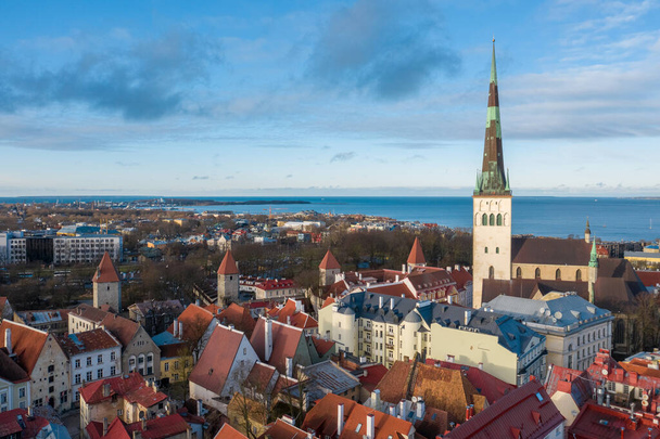 エストニアの首都タリン、ヨーロッパへの旅行。市役所の塔の建物。歴史的な古代のバルト観光客の通り. - 写真・画像