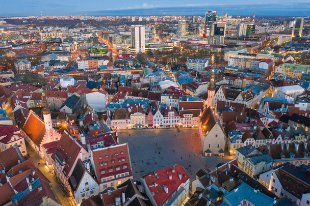 エストニアの首都タリン、ヨーロッパへの旅行。中世の建築と旧市街のランドマーク。市役所の塔の建物。歴史的な古代のバルト観光客の通り. - 写真・画像