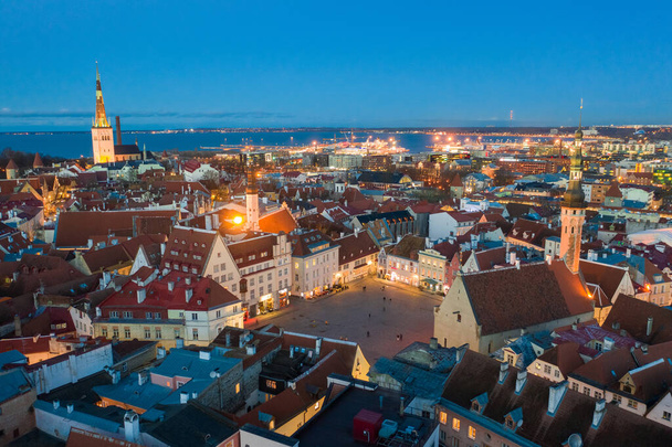 Καταπληκτικό βράδυ εναέρια Skyline του Tallinn Town Hall Square με Old Market Square, Εσθονία. Όμορφη παλιά μεσαιωνική πόλη στην Εσθονία. - Φωτογραφία, εικόνα