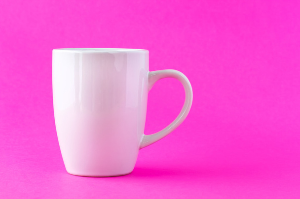 ピンクの背景に白のマグカップ - 写真・画像