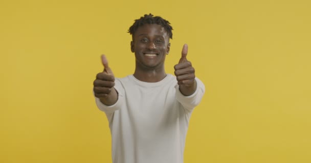 Cheerful african american guy showing thumbs up - Video, Çekim