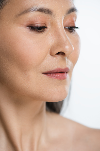 close-up van volwassen aziatische naakte vrouw met perfecte huid en grijs haar geïsoleerd op grijs - Foto, afbeelding