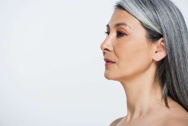 adulto asiatico nudo donna con perfetto pelle e grigio capelli isolato su grigio
 - Foto, immagini