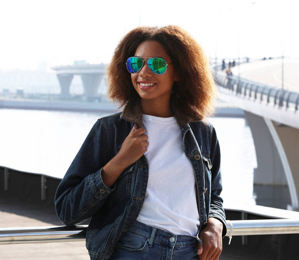 pretty african woman wearing sunglasses with perfect teeth and dark clean skin - Foto, Imagen