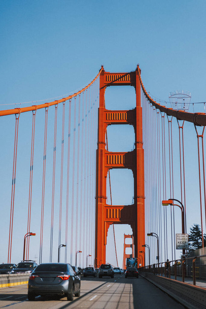 Γέφυρα Γκόλντεν Γκέιτ, κρεμαστή γέφυρα πάνω από το Στενό Γκόλντεν Γκέιτ. Σαν Φρανσίσκο. - Φωτογραφία, εικόνα