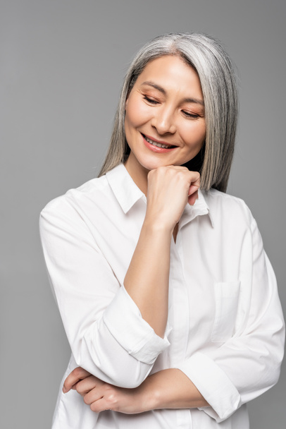 beautiful smiling asian woman with grey hair isolated on grey - Foto, Imagem