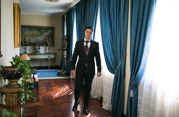Hombre con traje paseando por un Hall de alto nivel - 写真・画像