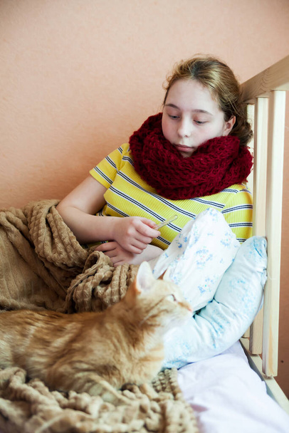 Portrait of sick girl under   blanket at home. - Foto, Bild