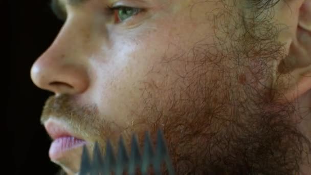 A man shortens his beard - Imágenes, Vídeo