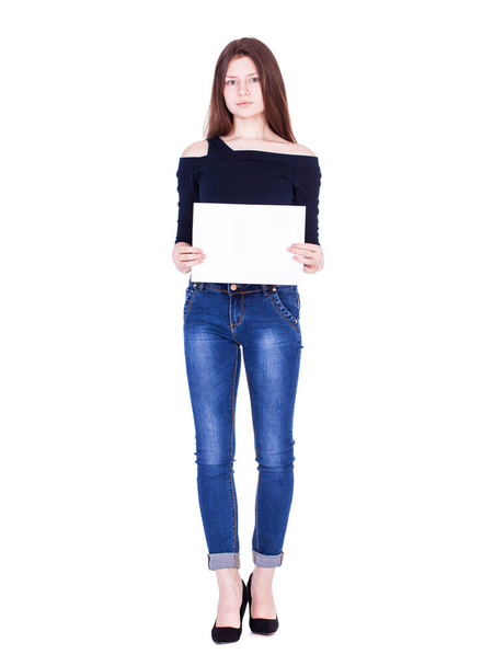 Portrait intégral d'une jeune belle mannequin brune en jean bleu, isolée sur fond blanc - Photo, image