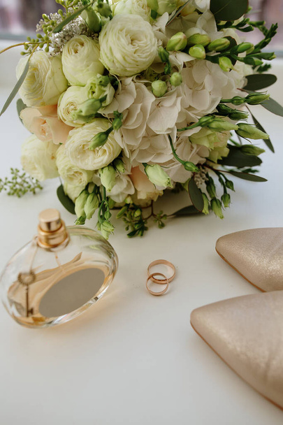 two gold wedding rings with flowers - Φωτογραφία, εικόνα