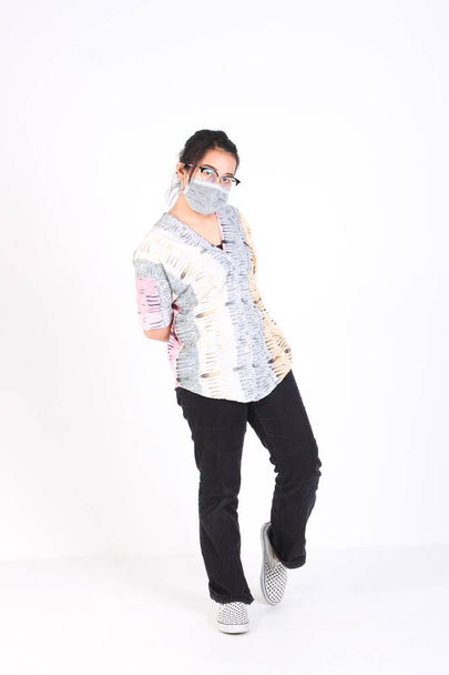 A gril wearing face mask stand  on white background ,  Air pollution - Foto, Imagem