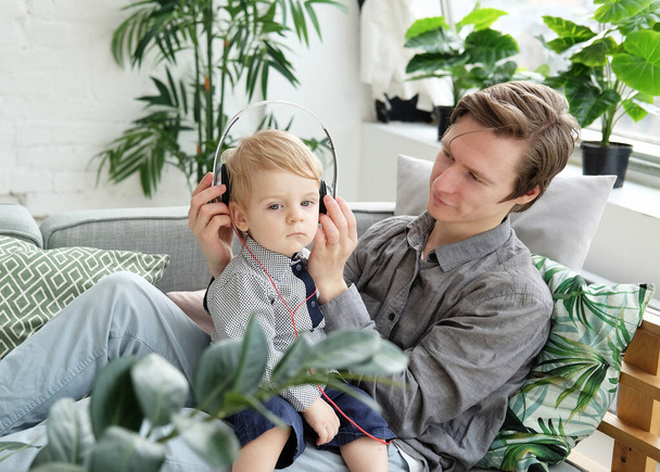 Young dad with his son at home, have a great time together, happy time, young family - Foto, afbeelding
