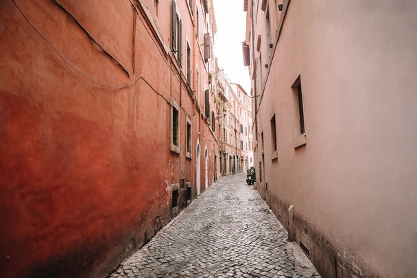 Old beautiful empty narrow streets in small city of Lucca in Italy - Foto, afbeelding