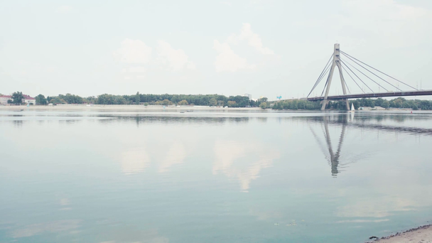 Híd a folyó és a kék ég felett  - Felvétel, videó