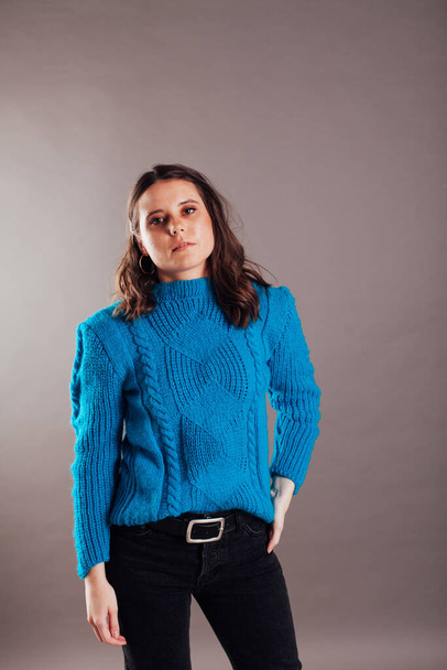 πορτρέτο μιας όμορφης νεαρής μοδάτης γυναίκας με μπλε πουλόβερ - Φωτογραφία, εικόνα