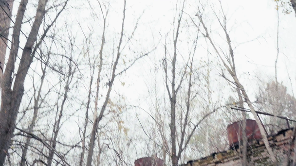 ウクライナのチェルノブイリの放棄された建物の近くの水の塔の低角度ビュー - 映像、動画