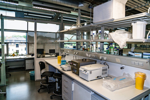 Центрифуги и другое лабораторное оборудование на столе
 - Фото, изображение