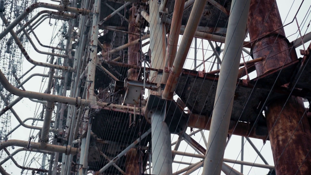 Enorme verlaten metalen radarsysteem in Tsjernobyl, Oekraïne - Video